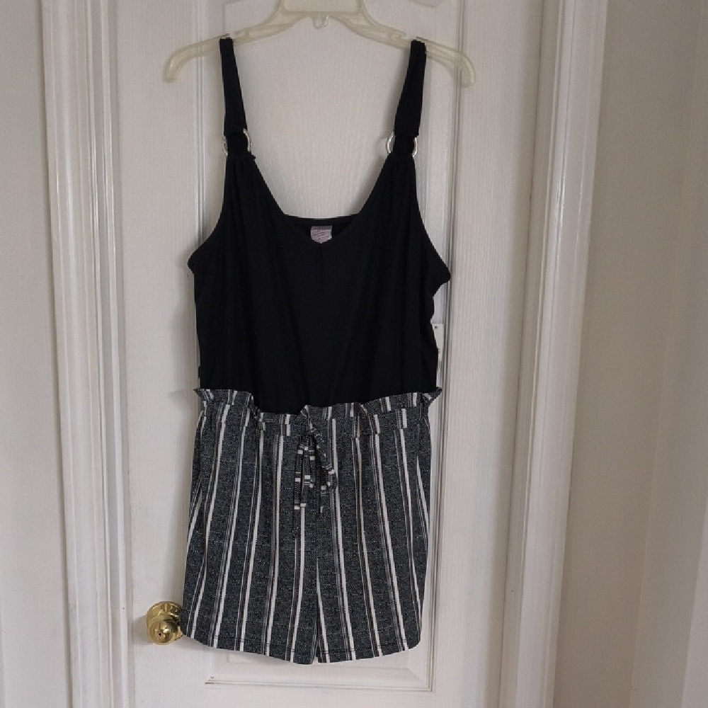 No Boundaries Black V-Neck Top